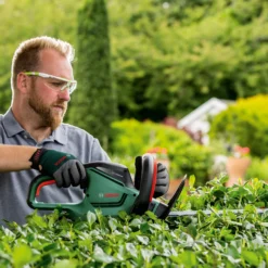 Bosch UniversalHedgeCut 60 480W 116cm Corded Hedge Trimmer 15 Bosch UniversalHedgeCut 60 480W 116cm Corded Hedge Trimmer -Outdoor Garden Shop bosch universalhedgecut 60 480w 116cm corded hedge trimmer4059952614717 06i bq