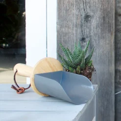 Burgon & Ball Steel Soil Scoop -Outdoor Garden Shop burgon ball steel soil scoop5019360014867 01i bq