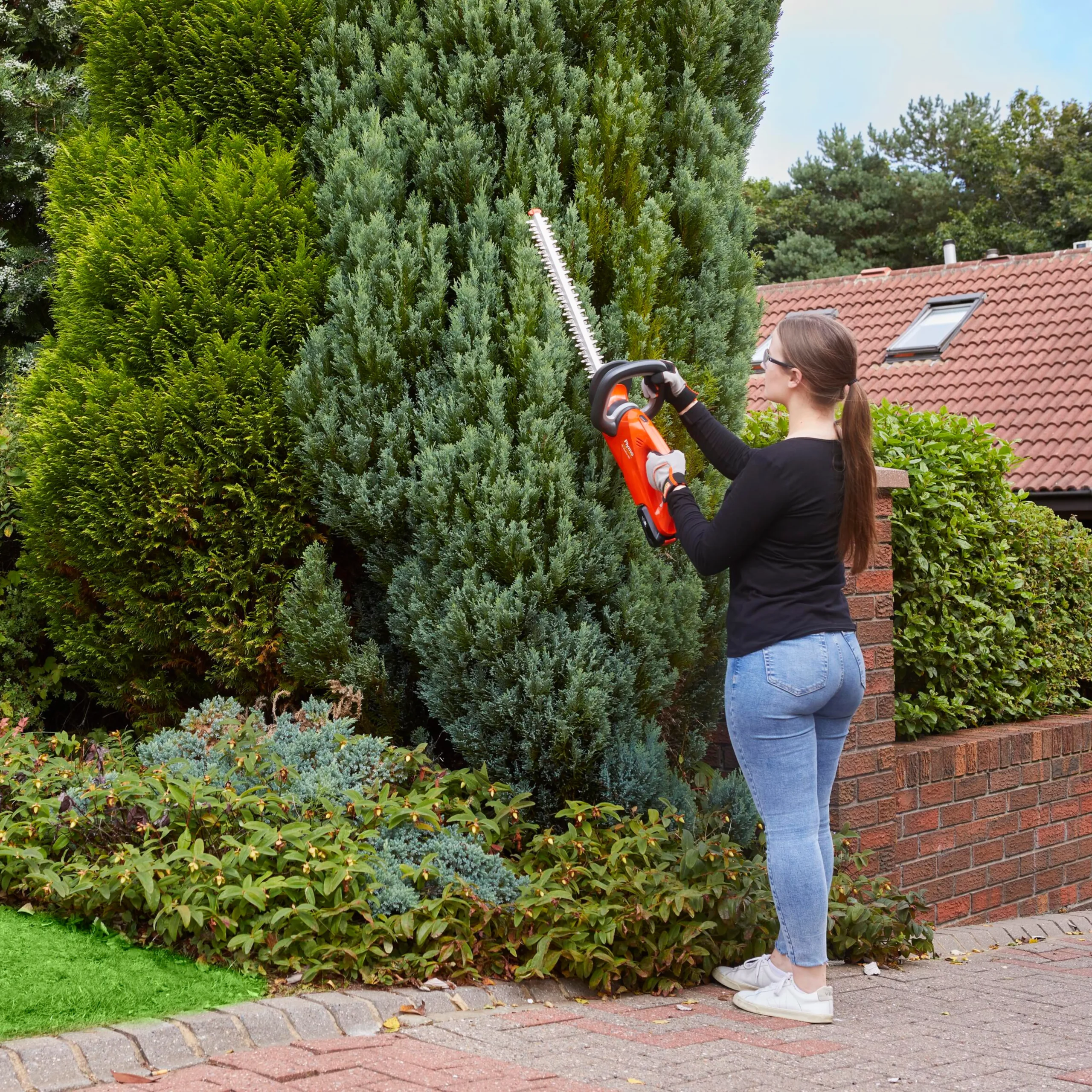 Flymo EasiCut 450 18V 450mm Cordless Hedge Trimmer 4 Flymo EasiCut 450 18V 450mm Cordless Hedge Trimmer - Image 3