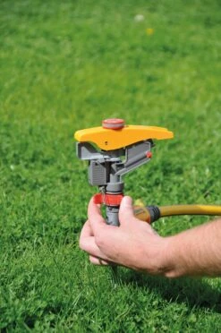 Hozelock Pulsating Pulse Sprinkler -Outdoor Garden Shop hozelock pulsating pulse sprinkler5010646057677 03bq