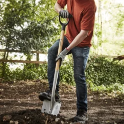 Magnusson Wooden Pointed Digging Spade 11 Magnusson Wooden Pointed Digging Spade -Outdoor Garden Shop magnusson wooden pointed digging spade5059340086675 01i